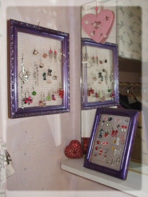 Frame for storing earrings