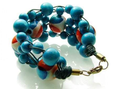 Original bracelet of wooden beads