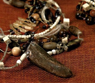 Ожерелье и браслет из бисера, бусин и рога