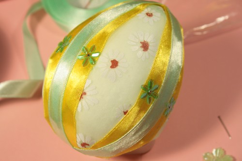 Пасхальне яйце з атласних стрічок
