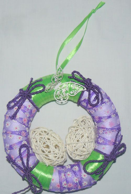 How to make an Easter wreath out of ribbon