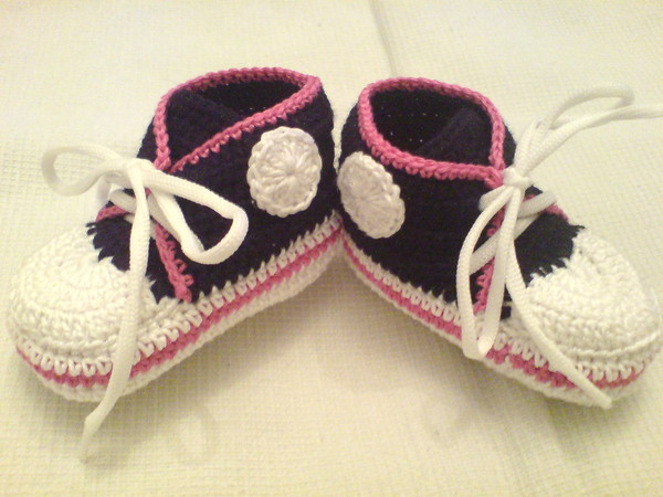Knitted baby shoes