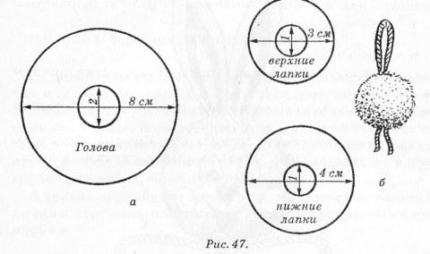 Сначала сделайте один большой помпон для головы, два поменьше — нижние лапки, два еще меньше — верхние лапки